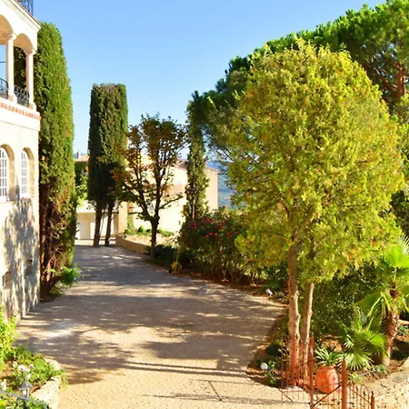 Le Chateau Des Costes *